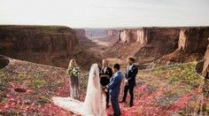 Svadba nad priepasťou: Strhujúce snímky odvážneho páru vyrážajú dych