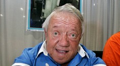 Zomrel Kenny Baker (†81). Vo Hviezdnych vojnách hral robota R2-D2