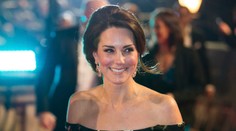 Kate na odovzdávaní cien: V nudných šatách, ale vyžarovaním tromfla všetky krásky