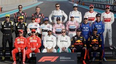 Hamilton vyhral záverečnú VC, Alonso pri rozlúčke na špeciálnom monoposte jedenásty