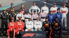 Hamilton vyhral záverečnú VC, Alonso pri rozlúčke na špeciálnom monoposte jedenásty