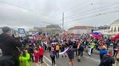 VIDEO: Polícia pri protestoch v Bratislave zadržala aj poslanca a brata Mariana Kotlebu