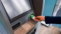 Veľká zmena pre klientov troch bánk. Od júla získajú prístup k stovkám bankomatov