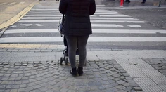 Auto zrazilo v Malackách ženu s dieťaťom v kočíku