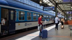 VIDEO: Nepochopiteľný risk. Matka s deťmi v Prahe chcela stihnúť rozbehnutý vlak, jedno z neho vyskakuje, druhé končí na peróne