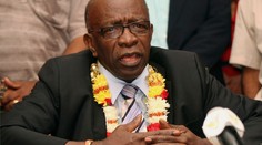 Warner odmieta, že by prijal úplatky