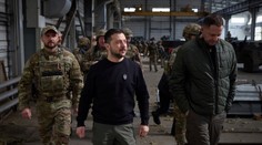 Zelenskyj navštívil frontovú Avdijivku. Vojakom brániacim mesto udelil vyznamenania