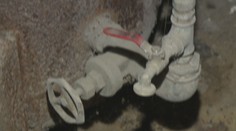 Obyvatelia bytovky majú vlastnú studňu, no vytiahnuť z nej vodu je zázrak