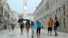 Chystáte sa na neskoršiu dovolenku do Chorvátska? Ani tam pred búrkami neujdete, hovoria o rekordnom ochladení