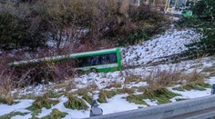 V Košiciach havaroval autobus, skončil v priekope