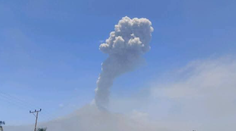 Indonézska sopka Lewotobi Laki-Laki opäť vybuchla a chrlí popol