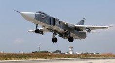 Čínske vojenské lietadlo narazilo do budov, pilot sa katapultoval