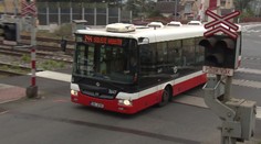 Od tragédie ich delili sekundy! Autobus zostal stáť na priecestí