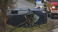 Na východe sa do priekopy prevrátilo auto so štyrmi ľuďmi, musel zasahovať vrtuľník