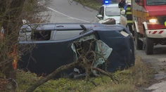 Na východe sa do priekopy prevrátilo auto so štyrmi ľuďmi, musel zasahovať vrtuľník