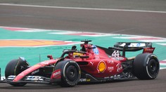 Významná chvíľa pre Lewisa Hamiltona aj Ferrari. Prvýkrát jazdil vo farbách slávneho tímu