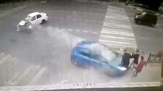 Študenti zázrakom prežili: Auto ich zmietlo z chodníka ako bábky