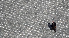 Obete covidu si v Prahe pripomenuli 22-tisíc krížmi na Staromestskom námestí