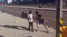 Zlodej vytrhol žene kabelku z rúk. Jej rýchla reakcia nemá chybu