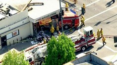 Šialená jazda hasičov. Auto skončilo celé v reštaurácii