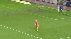 VIDEO: Hra na skrývačku mu vyšla. Útočník takto prešiel cez rozum brankárovi