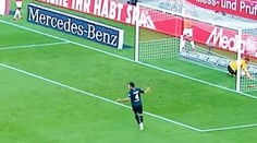 VIDEO: Je väčším babrákom hráč alebo brankár? Dvojica zo Stuttgartu je hitom internetu