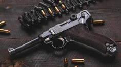Najcennejšia pištoľ sveta v centre súdneho sporu. Zbraň, ktorá patrila Hitlerovi, zmizla z policajnej stanice
