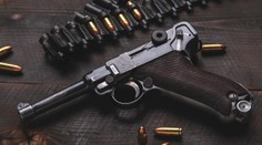 Najcennejšia pištoľ sveta v centre súdneho sporu. Zbraň, ktorá patrila Hitlerovi, zmizla z policajnej stanice