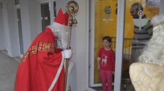 Návštevy sú v nemocniciach zakázané. V Žiline preto Mikuláš prišiel na balkón