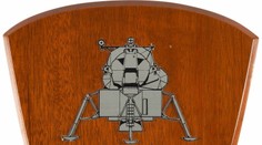 Dražili predmety prvého človeka na Mesiaci, celková suma je v miliónoch