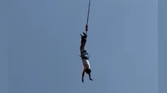 VIDEO: Mužovi sa pri bungee jumpingu roztrhlo lano. Stáli pri ňom všetci svätí
