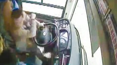 Potýčka medzi vodičom autobusu a cestujúcou zabila 15 ľudí. Celú situáciu zachytáva VIDEO