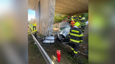 Tragická nehoda na D2. Auto narazilo do betónového stĺpu, vodič (†70) nemal šancu prežiť