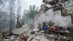 Počet obetí po útoku na Kyjev vzrástol na 26. Z trosiek vytiahli aj telo dvojročného dieťaťa