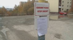 Ak chcú zaparkovať na parkovisku, musia poslať peniaze na účet. Komu patrí, nevedia