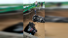 VIDEO: Desivé zábery. Auto sa v plnej rýchlosti zrútilo z mosta do diery