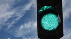 Semafory dostali štvrtú farbu. Vodičov na križovatke prekvapí modré svetlo