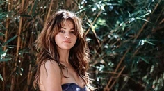Selena Gomez v plavkách a bez mejkapu. Stále vyzerá ako dievčatko