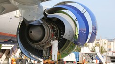 Muž hodil do motora lietadla mince pre šťastie. To, čo nasledovalo, si nepredstavoval ani vo sne