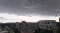 Na Slovensko prichádzajú husté mračná. Meteorológovia varujú pred silnými búrkami
