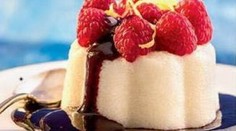 RECEPT NA DNES: Krupicové flameri s malinovou redukciou