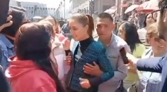 VIDEO: Šokujúci incident poukázal na veľký problém. Mexickú prezidentku priamo pred kamerami sexuálne obťažoval muž