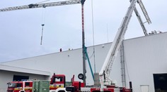 Záchranná akcia pri Malackách: Osoba dostala na streche budovy epileptický záchvat, zasahovali hasiči