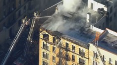 Mohutný požiar zachvátil budovu v New Yorku. Strecha nevydržala nápor a zrútila sa