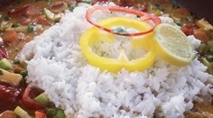 Farebná zelenina s kokosovým mliekom a ryžou