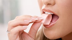 Žutie žuvačky môže byť nebezpečné pre naše zdravie. Vedci zistili, že do slín uvoľňujú tieto látky