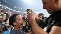 Ragbista sa vzdal zlatej medaily. Dal ju chlapcovi, ktorého poslal k zemi ochrankár