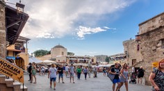 Panika v dovolenkovom raji: Vozidlo bez vodiča vrazilo do reštaurácie, hlásia množstvo zranených