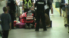 Na tehotnú ženu to prišlo na nezvyčajnom mieste. Porodila pred stovkami ľudí