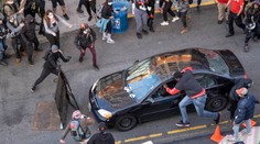 Do demonštrantov v USA vletelo auto. Vodič ľudí ohrozoval zbraňou